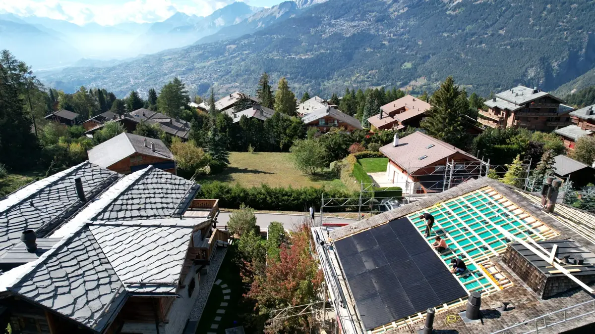 Pose des panneaux par les équipes Toltech, vue drone