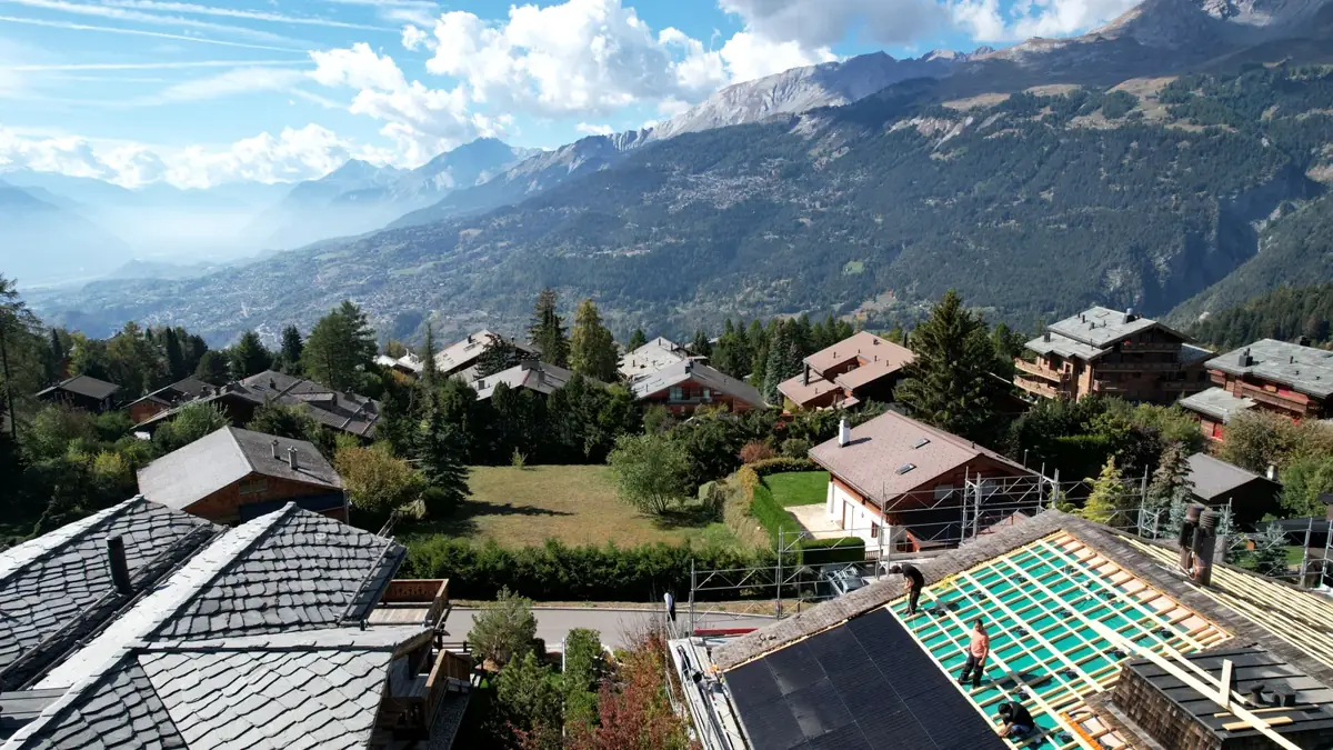Les équipes Toltech sur un toit face aux Alpes, vue drone