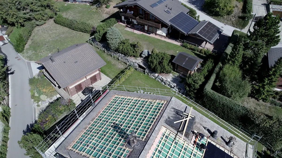 Une toiture valorisée par une centrale solaire, vue drone