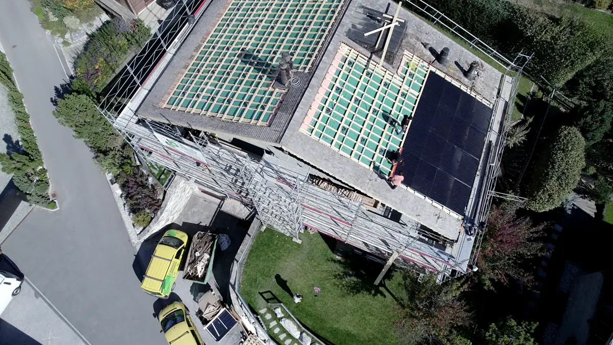 Toiture en cours d'équipement, vue drone