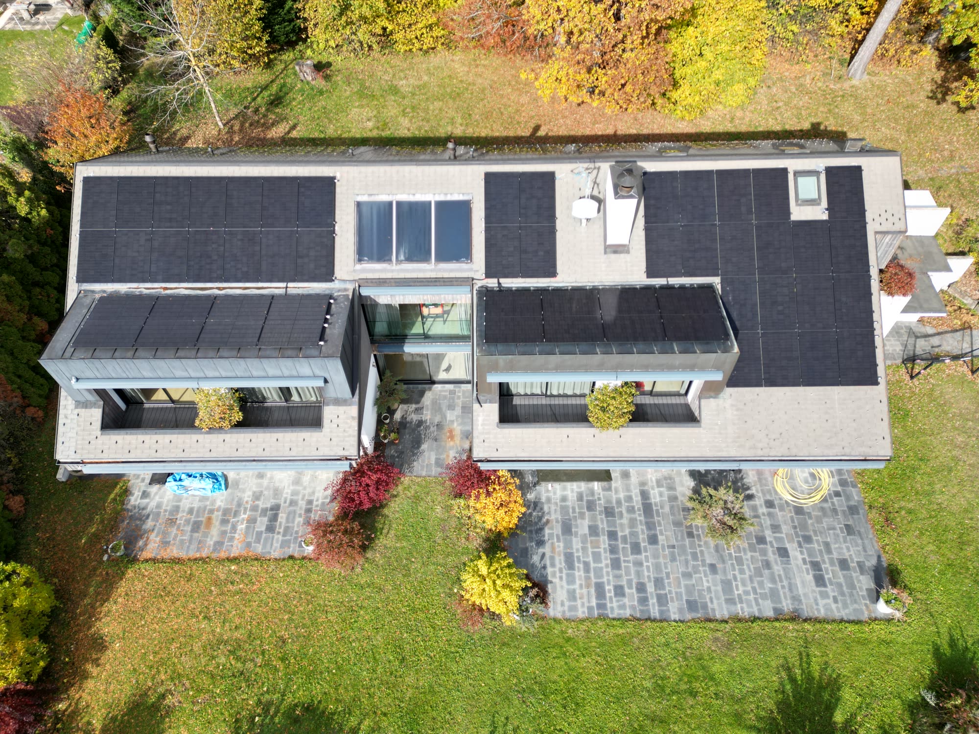 Villa à Aubonne équipée de panneaux photovoltaïques, vue drone